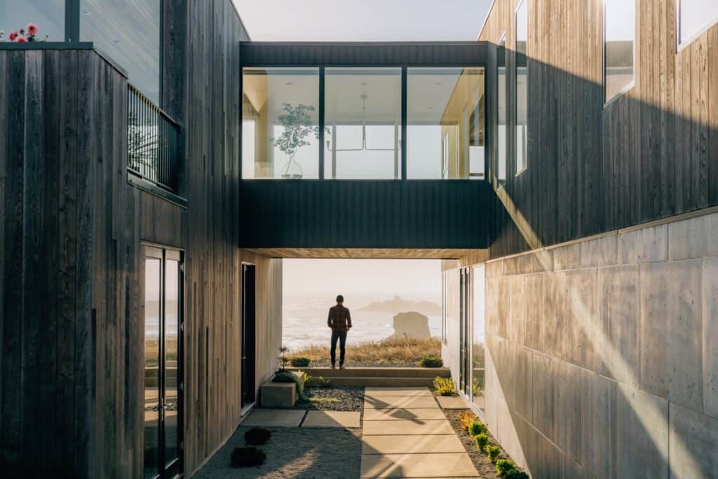 Artful Living | Architect David Strand Conjures a Magnificent Oceanside Retreat