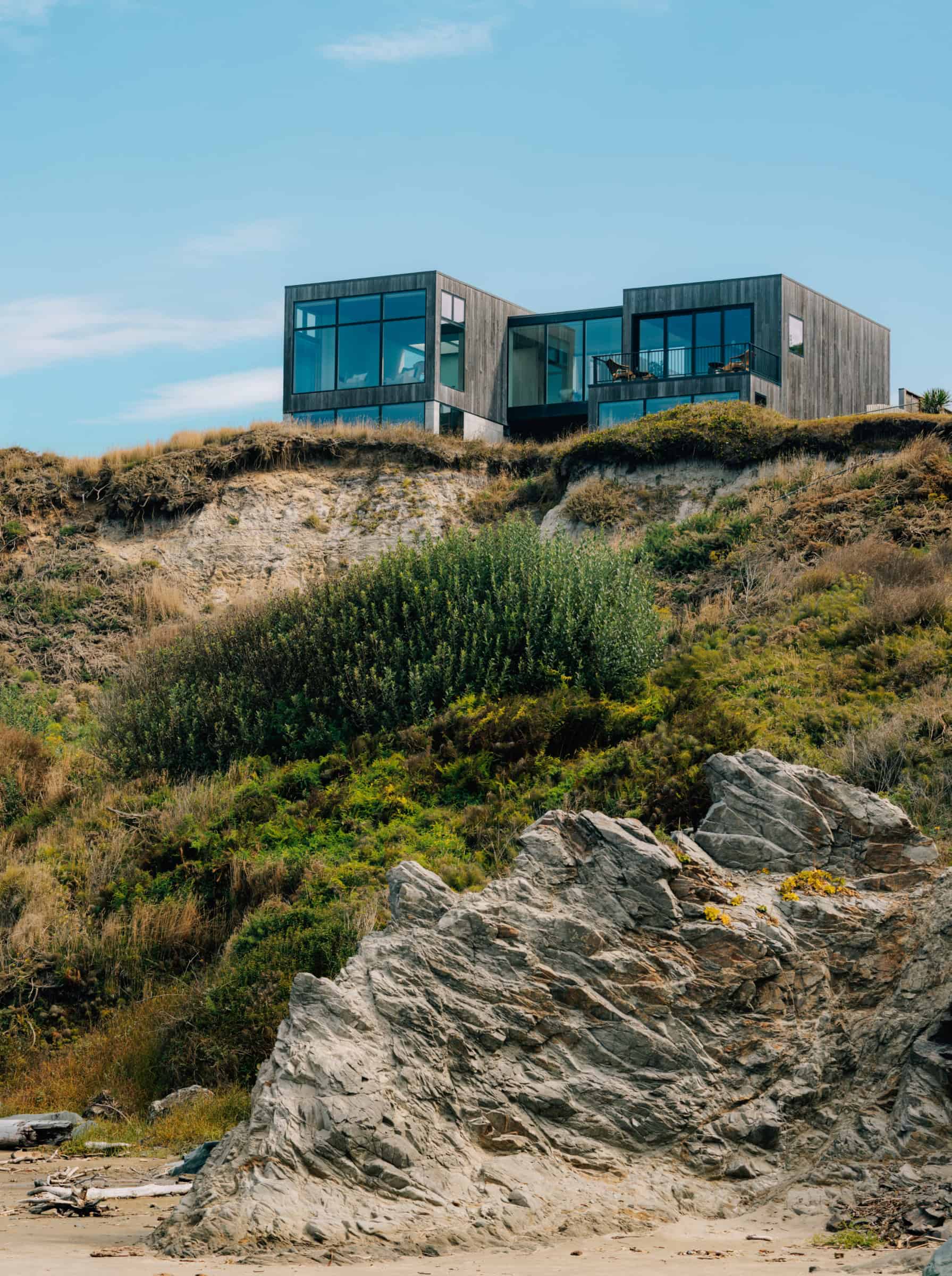 Artful Living | Architect David Strand Conjures a Magnificent Oceanside Retreat